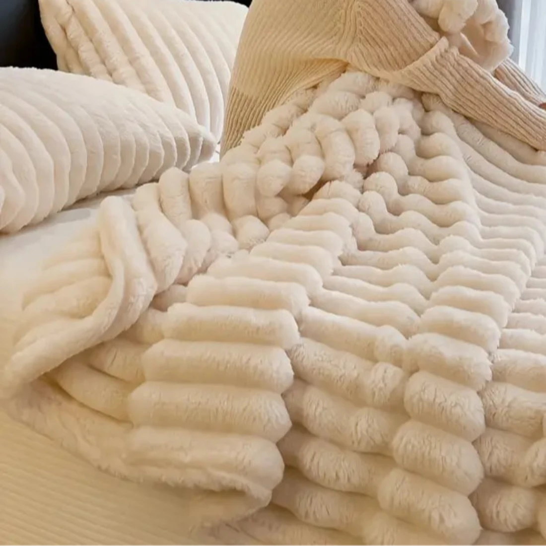 Luxurious Faux Rabbit Fur Throw Blanket - Soft, Warm & Cozy